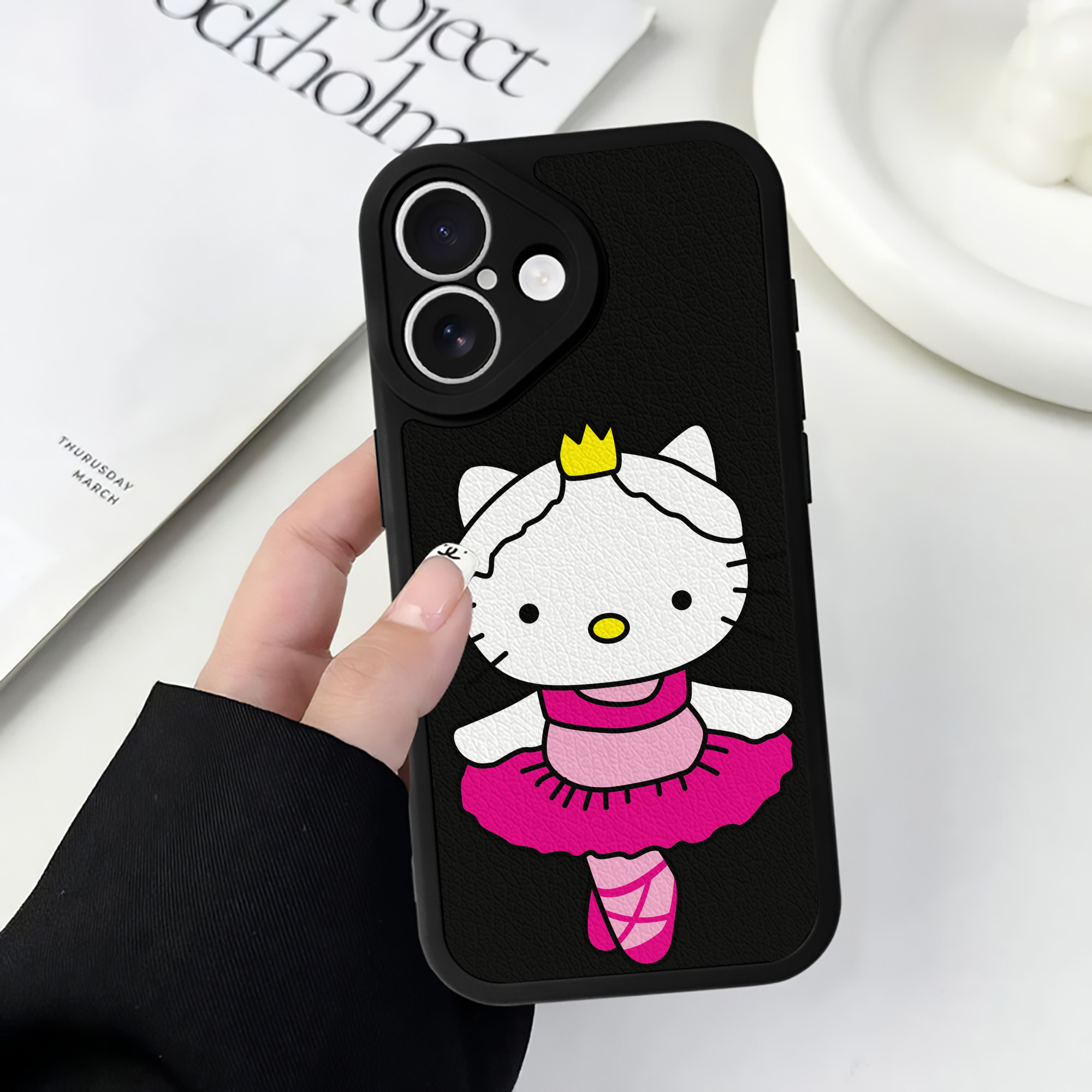 （画像用） Hello Kitty ハローキティ 【iPhone 16シリーズ対応】シリコンスマホケース（レザー調） 材質：シリコン